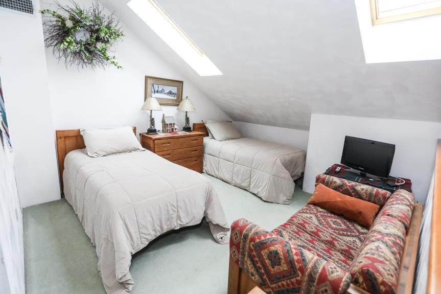 Seven Springs Sunridge 2 Bedroom Standard Condo, Ski-in Out Apartment